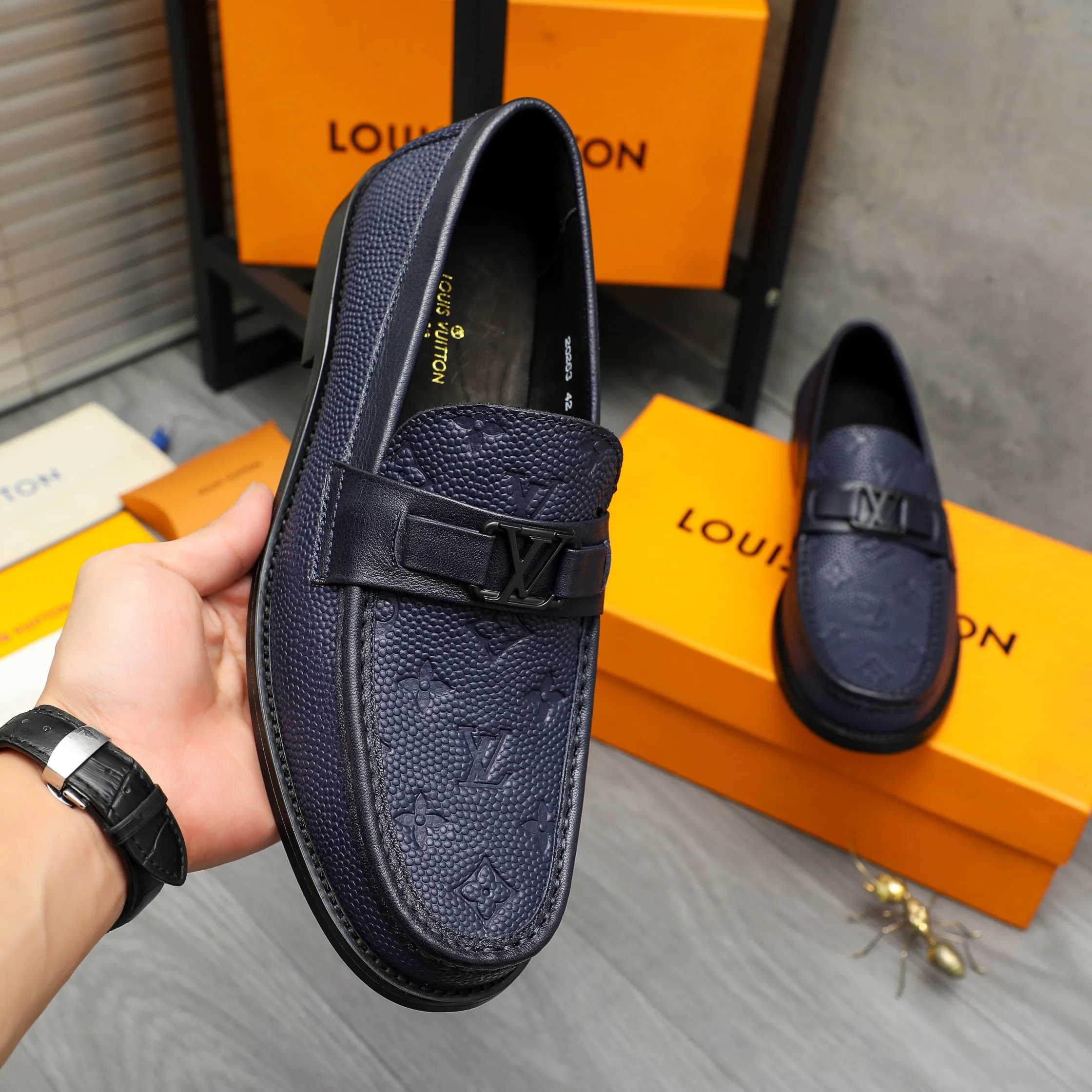 Men's shoes 💰420 Product trademark: LV "Louis Vuitton" business slip-on leather shoes Regular size: 38-45 (45 is custom-made and non-returnable) Product materials: Selected grain embossed cowhide upper, cowhide lining, original outsole